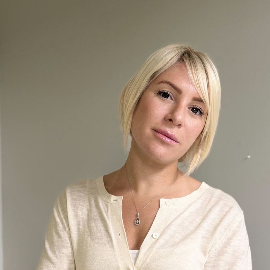 Damla Sübar, kollarını kavuşturmuş portre
